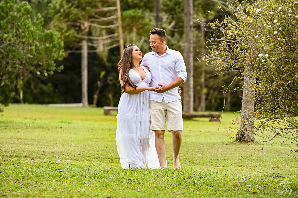 Ensaio de Pre Wedding Pre Casamento no Recanto Pinhão em Tamarana no Paraná com cachoiras, rios, casas em madeira antigas