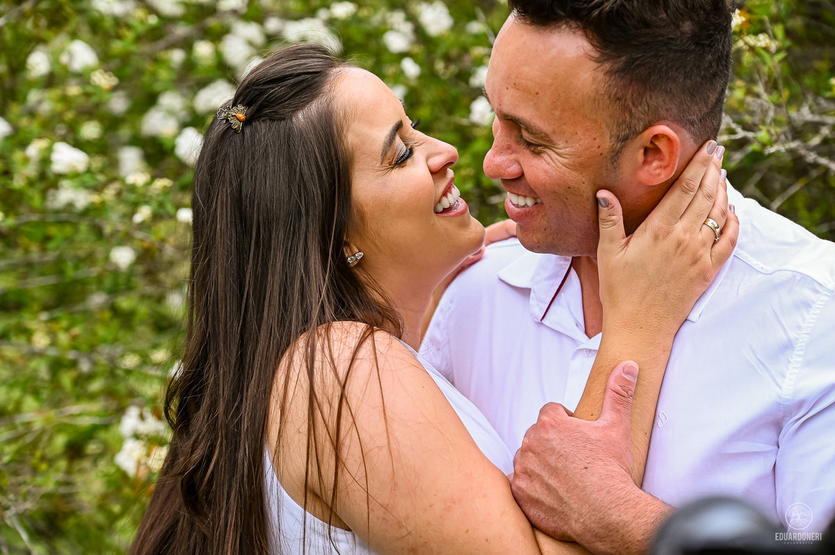 Ensaio de Pre Wedding Pre Casamento no Recanto Pinhão em Tamarana no Paraná com cachoiras, rios, casas em madeira antigas
