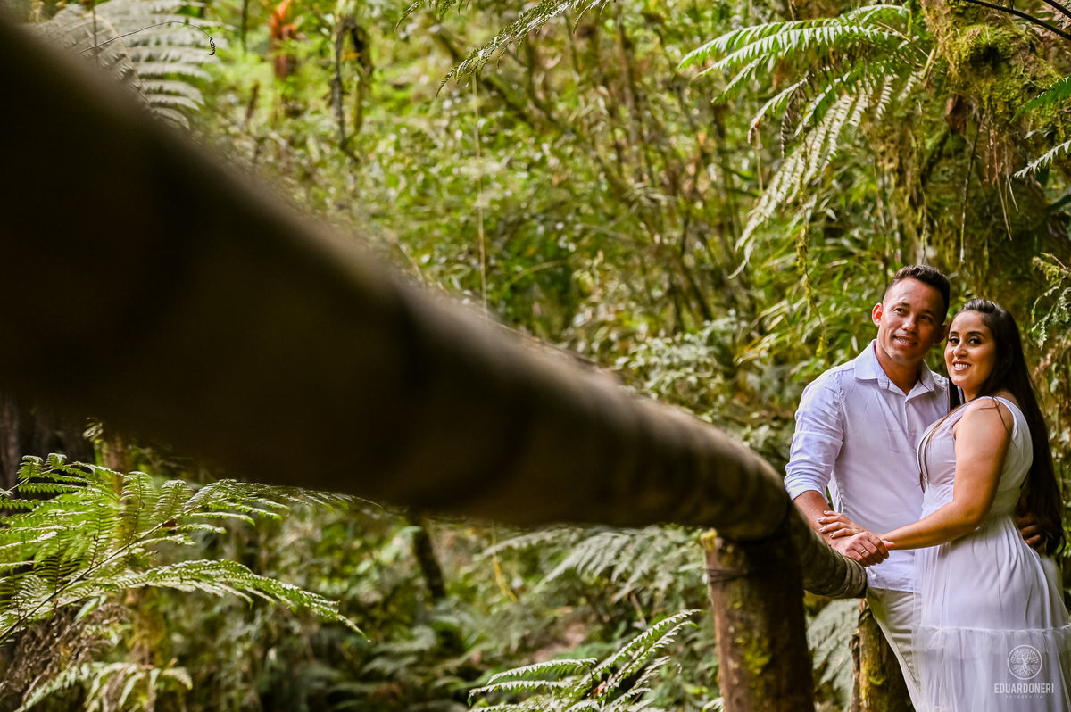 Ensaio de Pre Wedding Pre Casamento no Recanto Pinhão em Tamarana no Paraná com cachoiras, rios, casas em madeira antigas