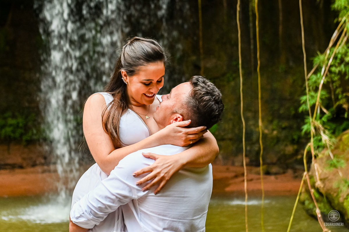 Ensaio de Pre Wedding Pre Casamento na cachoeira no Recanto Pinhão em Tamarana no Paraná com cachoiras, rios, casas em madeira antigas