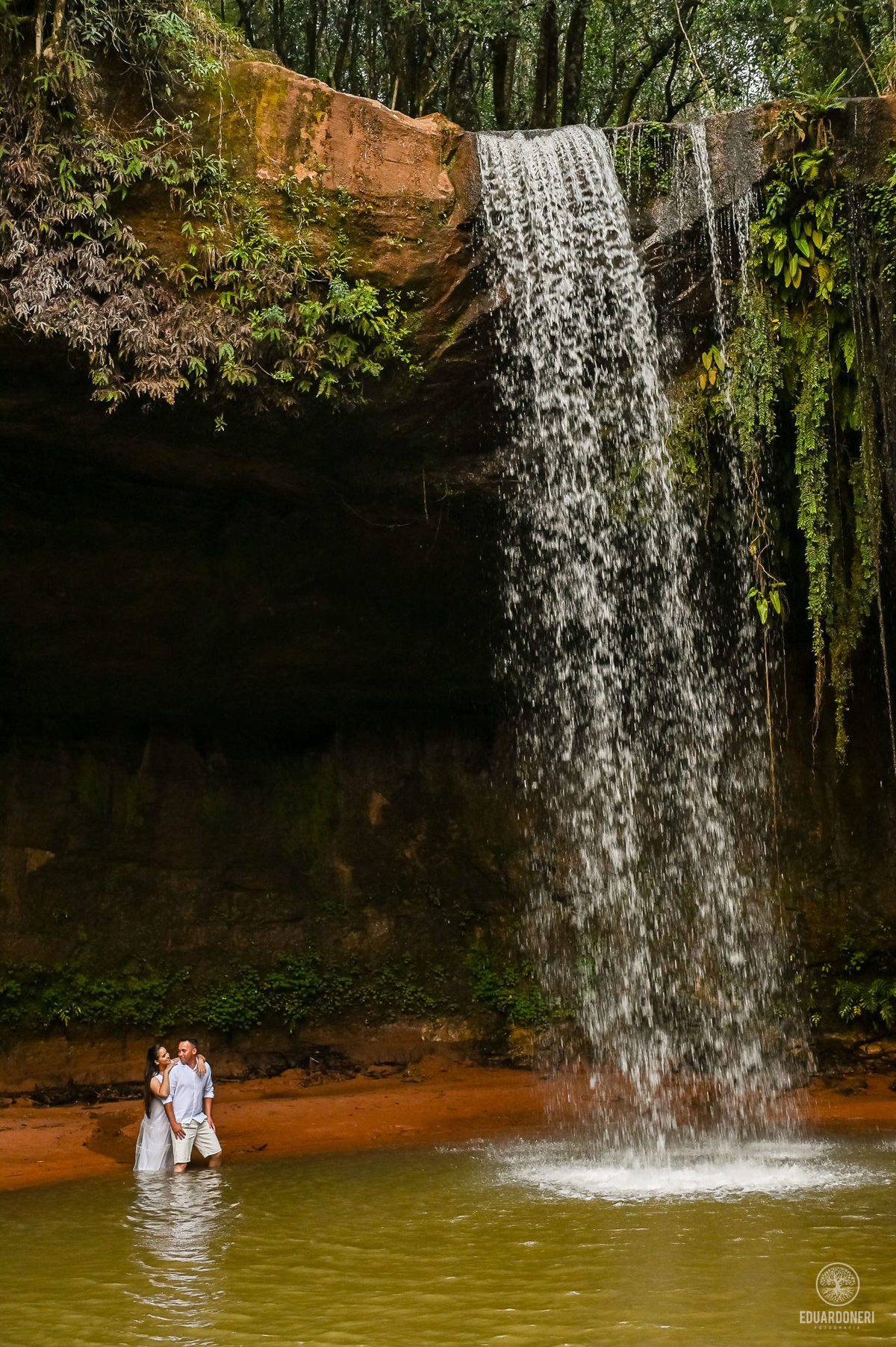 Ensaio de Pre Wedding Pre Casamento na cachoeira no Recanto Pinhão em Tamarana no Paraná com cachoiras, rios, casas em madeira antigas