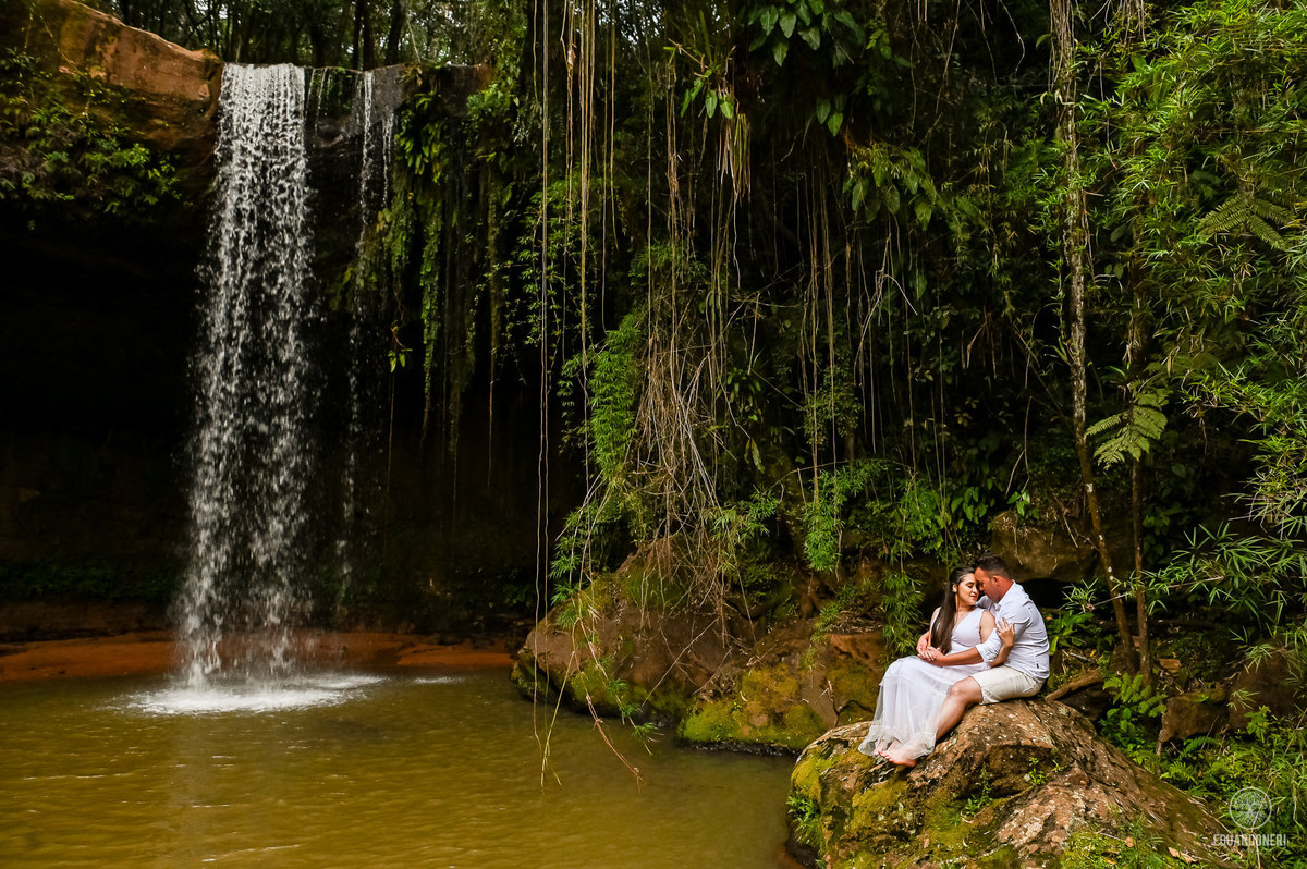 Ensaio de Pre Wedding Pre Casamento na cachoeira no Recanto Pinhão em Tamarana no Paraná com cachoiras, rios, casas em madeira antigas
