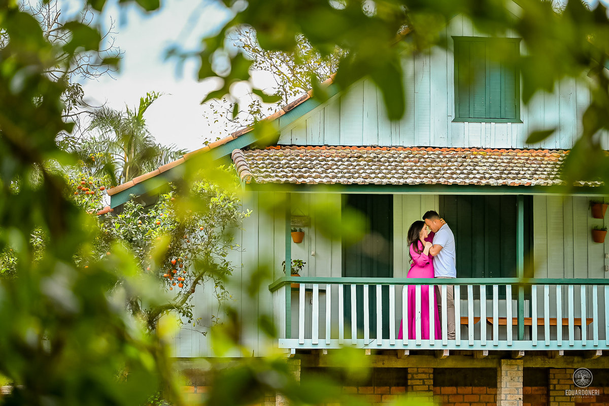 Ensaio de Pre Wedding Pre Casamento no Recanto Pinhão em Tamarana no Paraná com cachoiras, rios, casas em madeira antigas