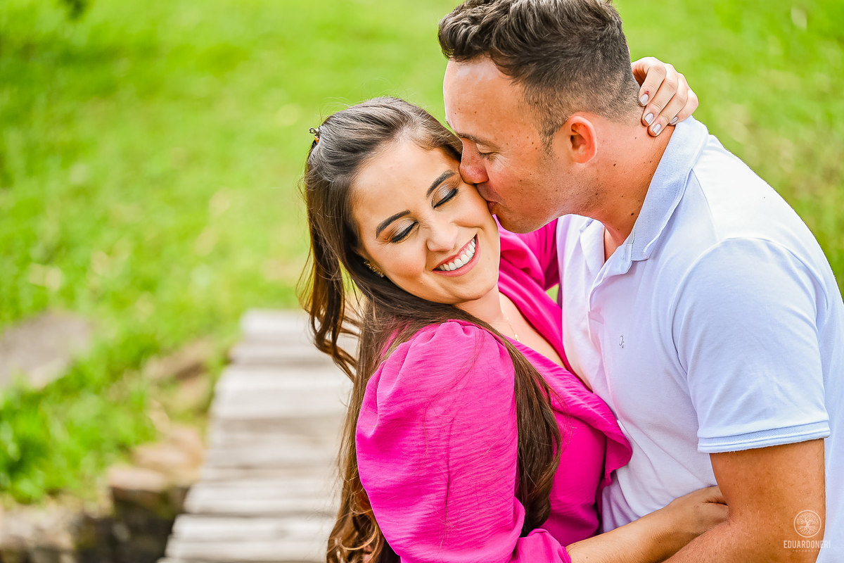 Ensaio de Pre Wedding Pre Casamento no Recanto Pinhão em Tamarana no Paraná com cachoiras, rios, casas em madeira antigas