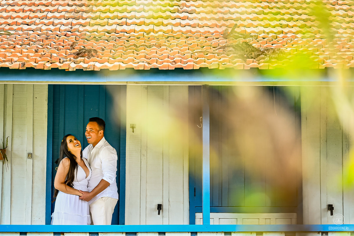 Ensaio de Pre Wedding Pre Casamento no Recanto Pinhão em Tamarana no Paraná com cachoiras, rios, casas em madeira antigas