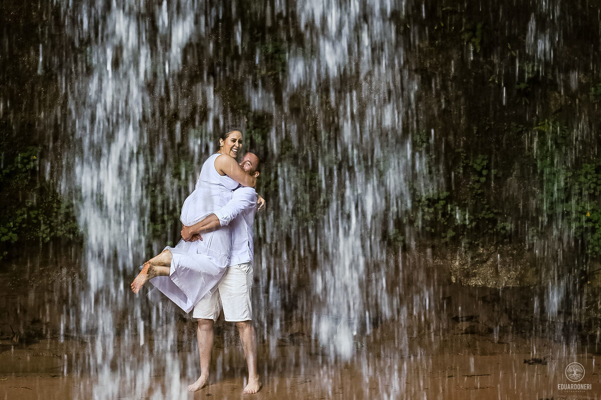Ensaio de Pre Wedding Pre Casamento na cachoeira no Recanto Pinhão em Tamarana no Paraná com cachoiras, rios, casas em madeira antigas