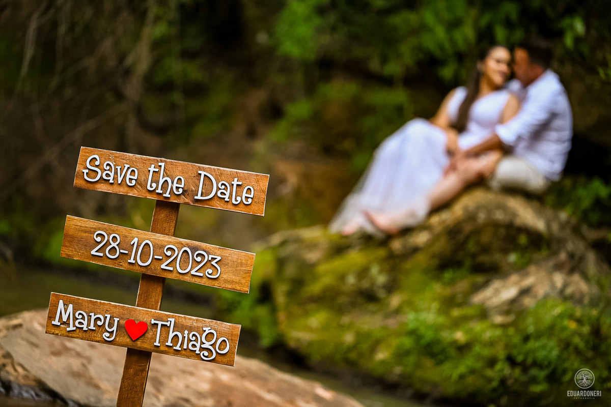 Ensaio de Pre Wedding Pre Casamento na cachoeira no Recanto Pinhão em Tamarana no Paraná com cachoiras, rios, casas em madeira antigas