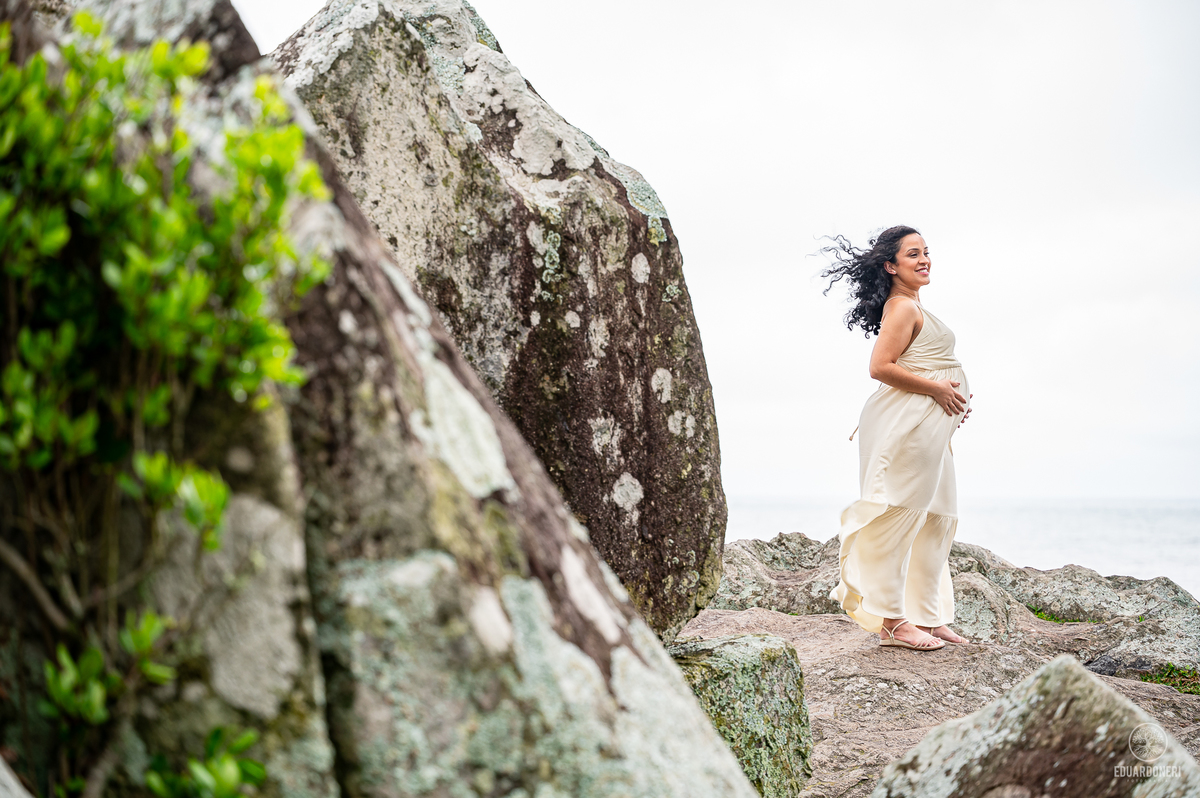 Viva a magia da maternidade em Florianópolis! Ensaio fotográfico gestante na ilha da magia. Reserve seu momento único agora.