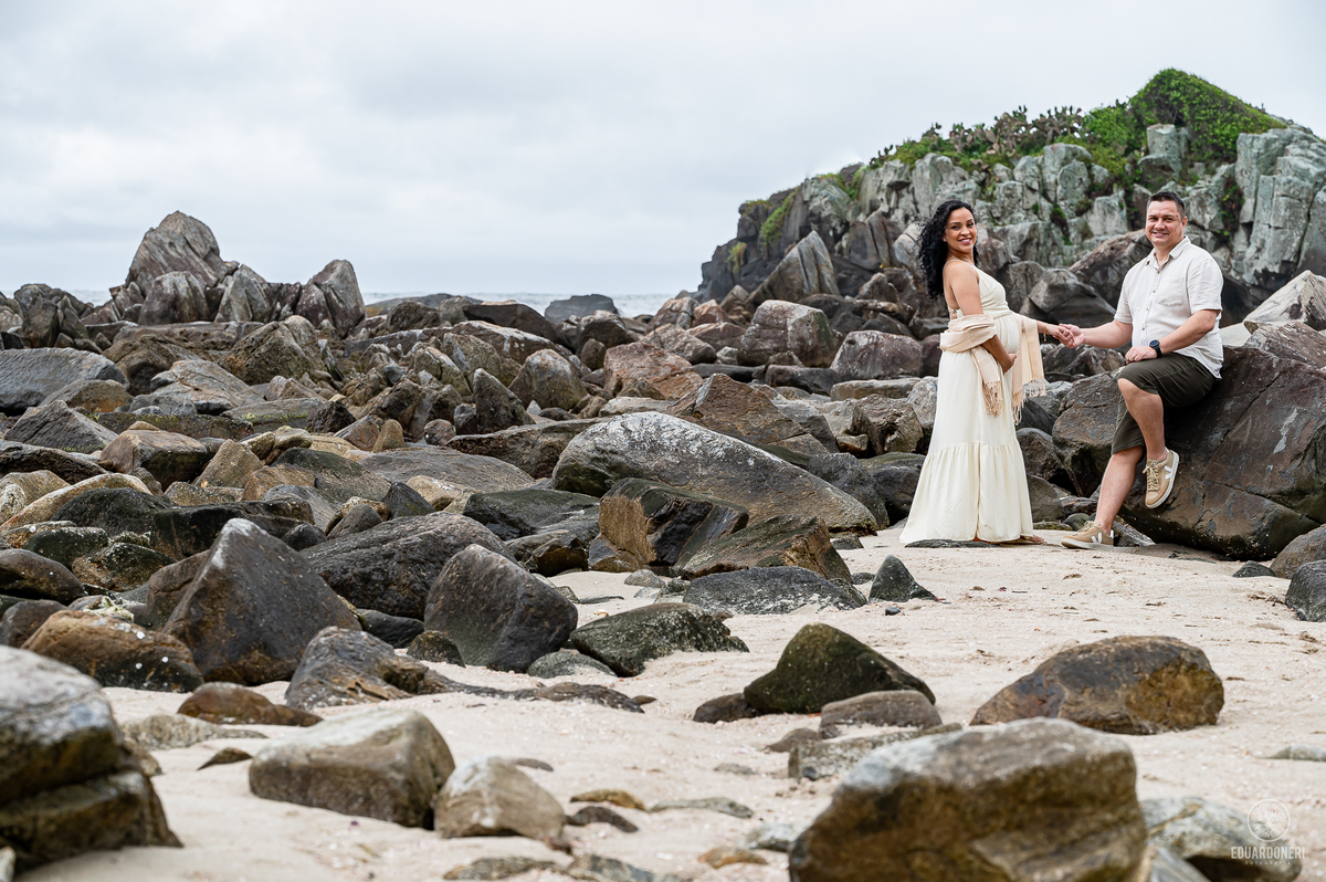 Viva a magia da maternidade em Florianópolis! Ensaio fotográfico gestante na ilha da magia. Reserve seu momento único agora.