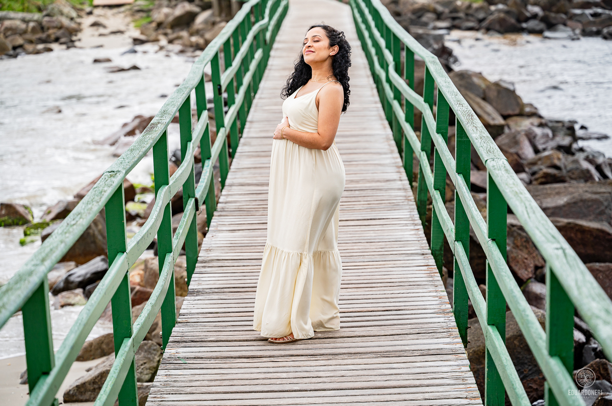 Viva a magia da maternidade em Florianópolis! Ensaio fotográfico gestante na ilha da magia. Reserve seu momento único agora.