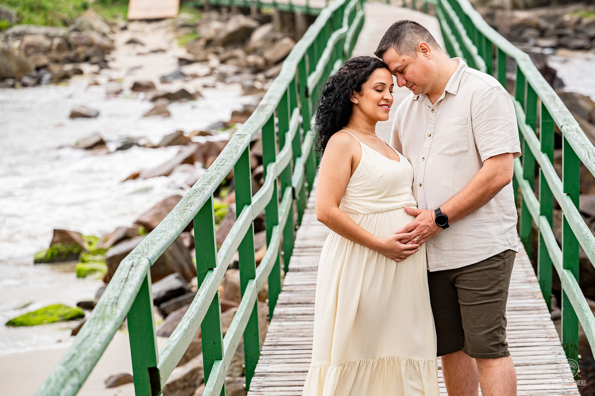 Viva a magia da maternidade em Florianópolis! Ensaio fotográfico gestante na ilha da magia. Reserve seu momento único agora.