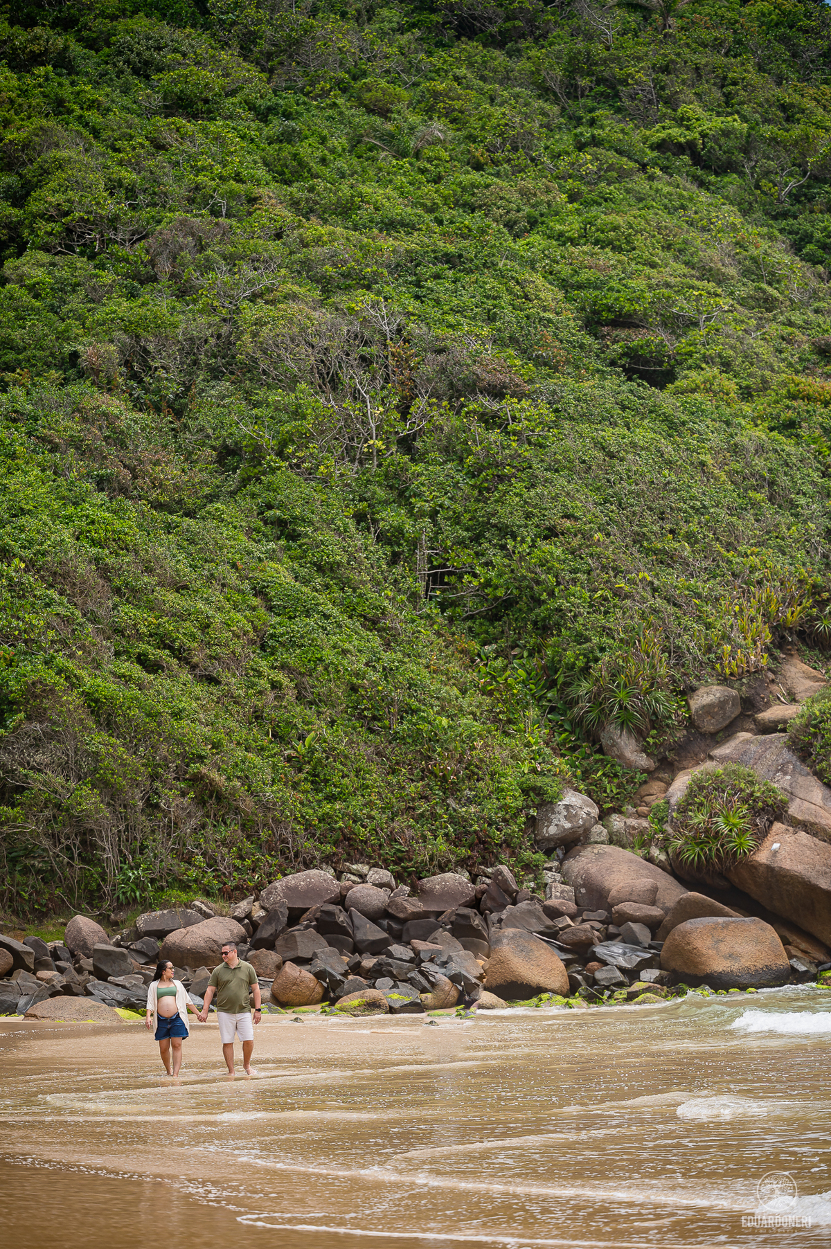 Viva a magia da maternidade em Florianópolis! Ensaio fotográfico gestante na ilha da magia. Reserve seu momento único agora.
