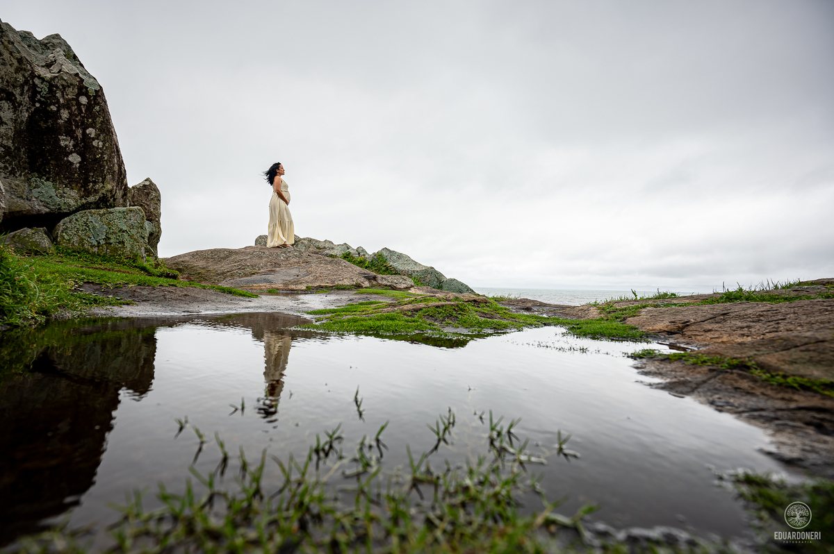 Viva a magia da maternidade em Florianópolis! Ensaio fotográfico gestante na ilha da magia. Reserve seu momento único agora.