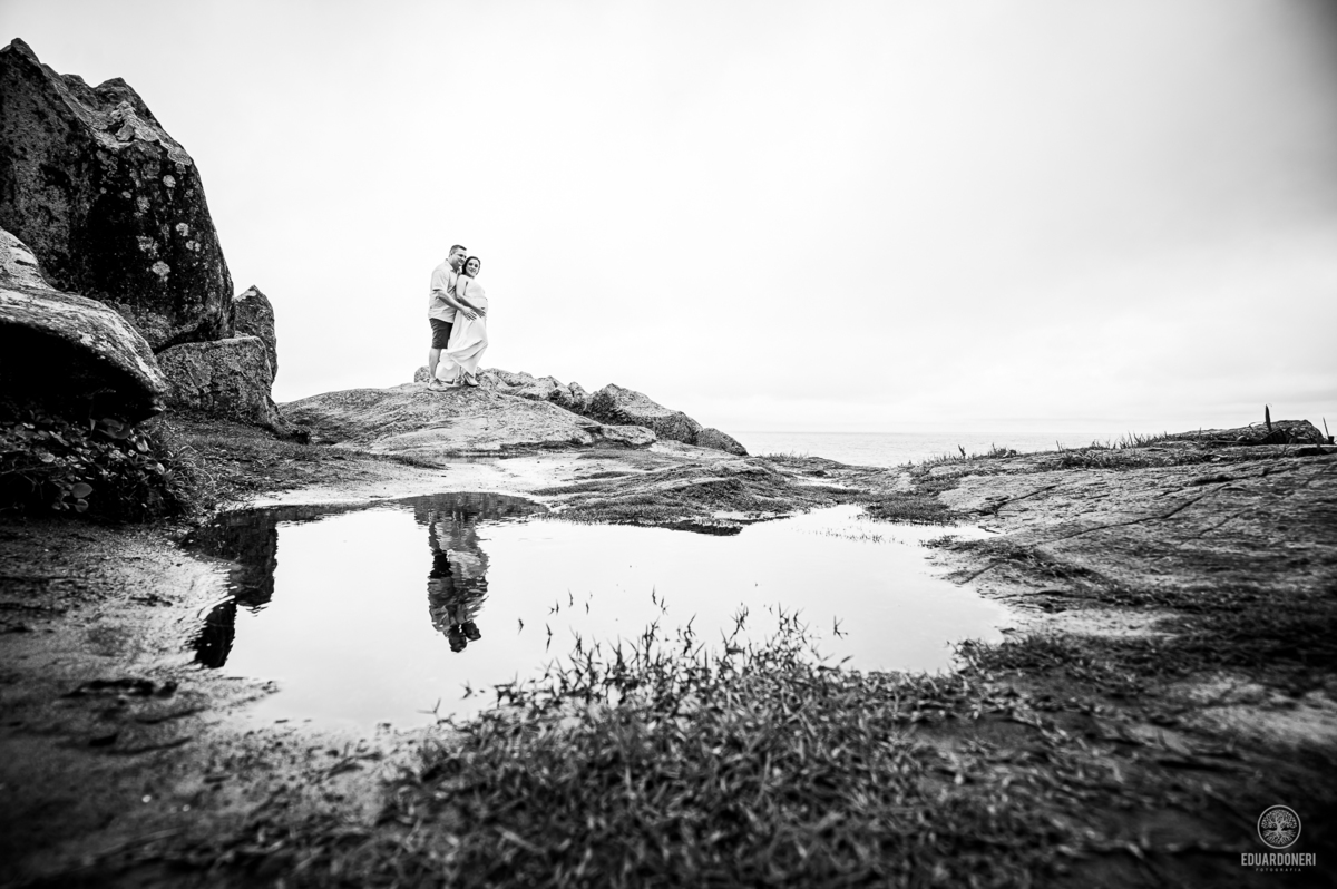 Viva a magia da maternidade em Florianópolis! Ensaio fotográfico gestante na ilha da magia. Reserve seu momento único agora.