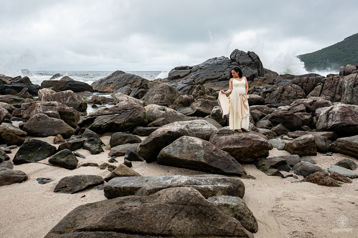 Viva a magia da maternidade em Florianópolis! Ensaio fotográfico gestante na ilha da magia. Reserve seu momento único agora.