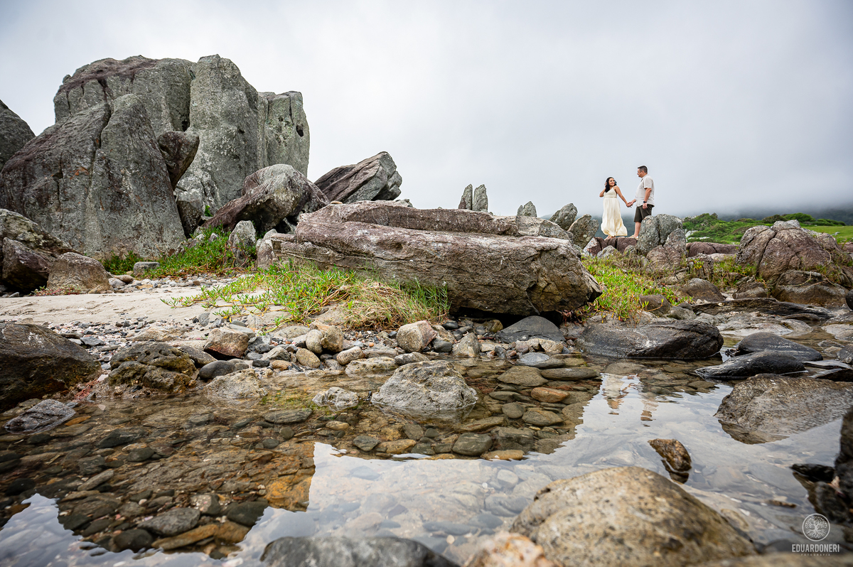 Viva a magia da maternidade em Florianópolis! Ensaio fotográfico gestante na ilha da magia. Reserve seu momento único agora.