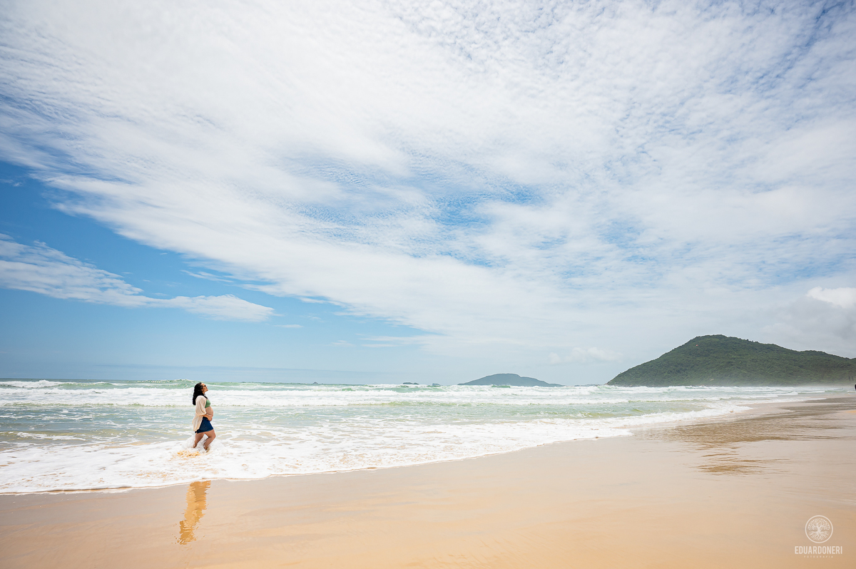 Viva a magia da maternidade em Florianópolis! Ensaio fotográfico gestante na ilha da magia. Reserve seu momento único agora.