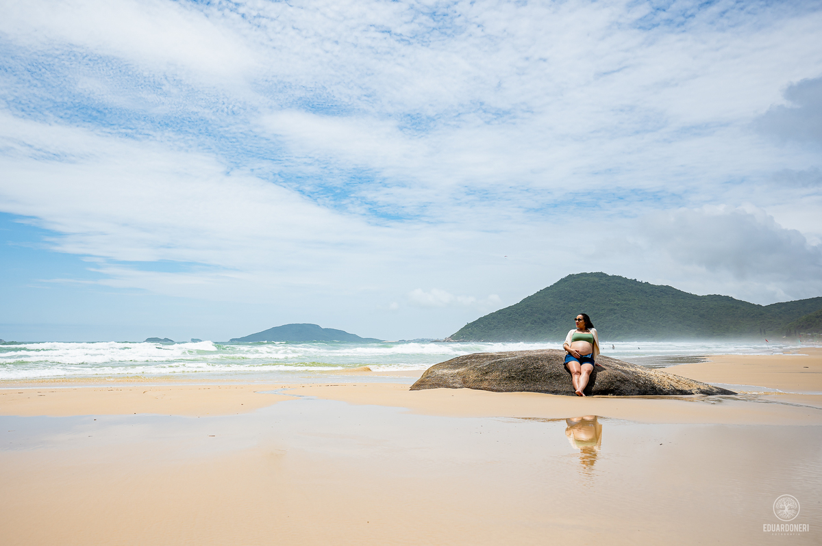 Viva a magia da maternidade em Florianópolis! Ensaio fotográfico gestante na ilha da magia. Reserve seu momento único agora.