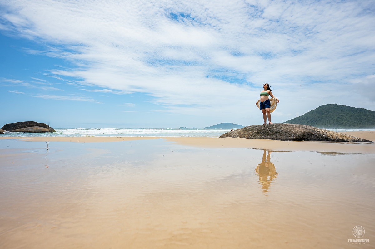Viva a magia da maternidade em Florianópolis! Ensaio fotográfico gestante na ilha da magia. Reserve seu momento único agora.