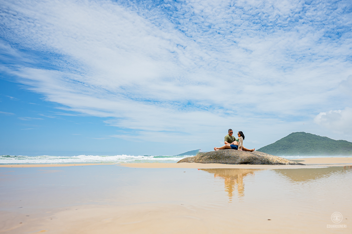 Viva a magia da maternidade em Florianópolis! Ensaio fotográfico gestante na ilha da magia. Reserve seu momento único agora.