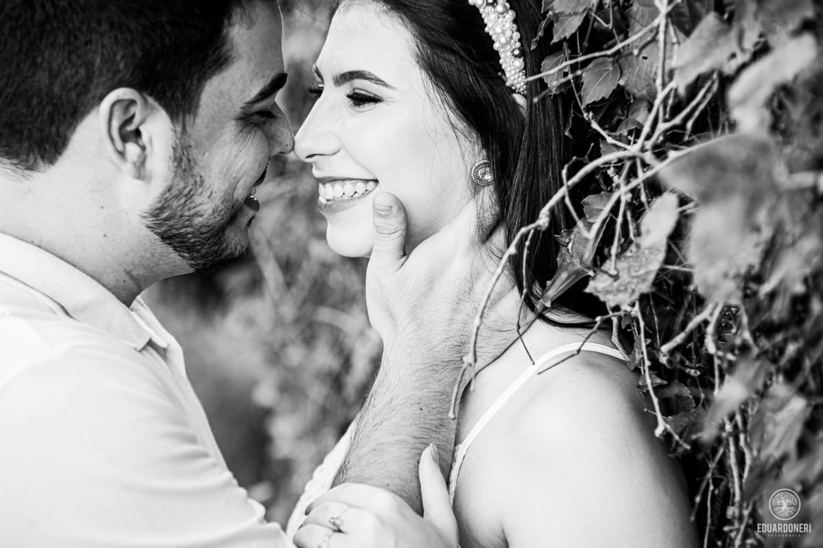 Ensaio fotográfico romântico realizado na Casa da Montanha em Cornélio Procópio, PR. Descubra fotos encantadoras deste lindo casal antes do grande dia. Agende já o seu ensaio conosco!
