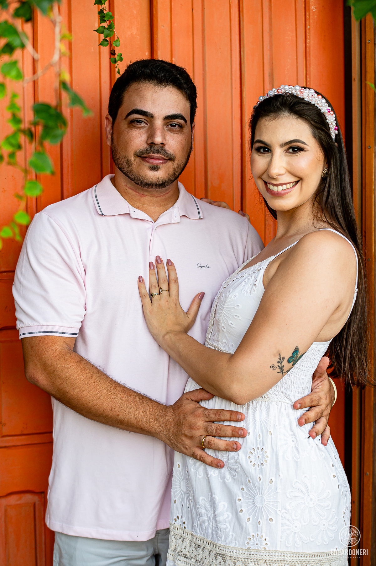 Ensaio fotográfico romântico realizado na Casa da Montanha em Cornélio Procópio, PR. Descubra fotos encantadoras deste lindo casal antes do grande dia. Agende já o seu ensaio conosco!