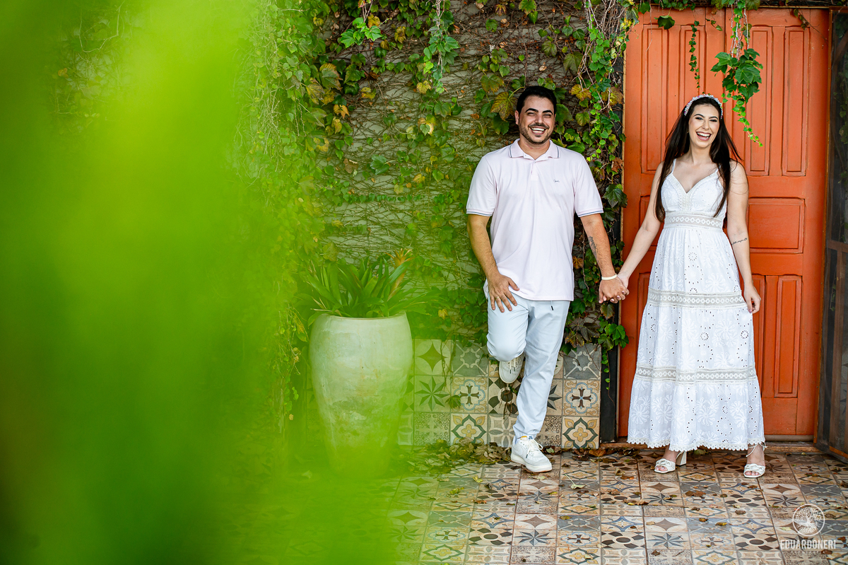 Ensaio fotográfico romântico realizado na Casa da Montanha em Cornélio Procópio, PR. Descubra fotos encantadoras deste lindo casal antes do grande dia. Agende já o seu ensaio conosco!