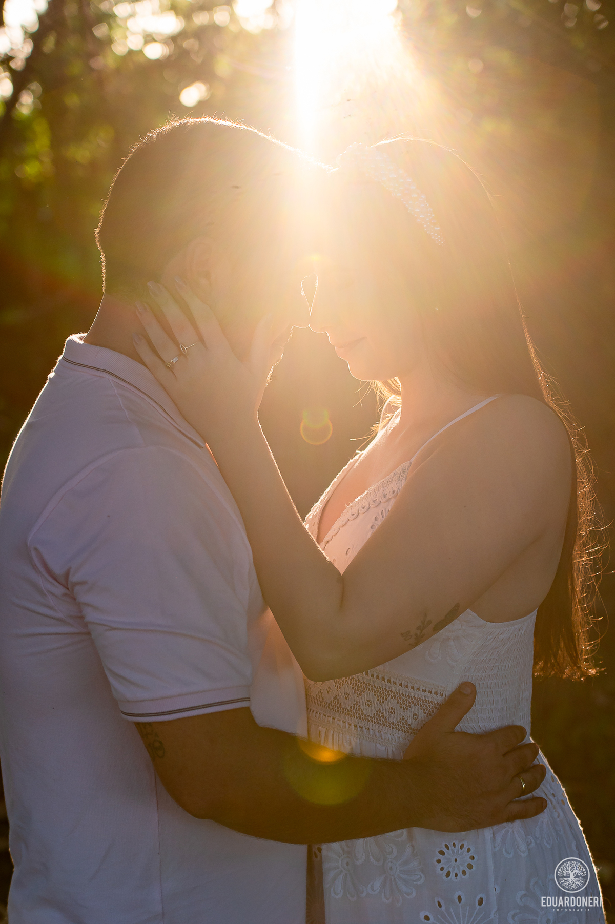 Ensaio fotográfico romântico realizado na Casa da Montanha em Cornélio Procópio, PR. Descubra fotos encantadoras deste lindo casal antes do grande dia. Agende já o seu ensaio conosco!