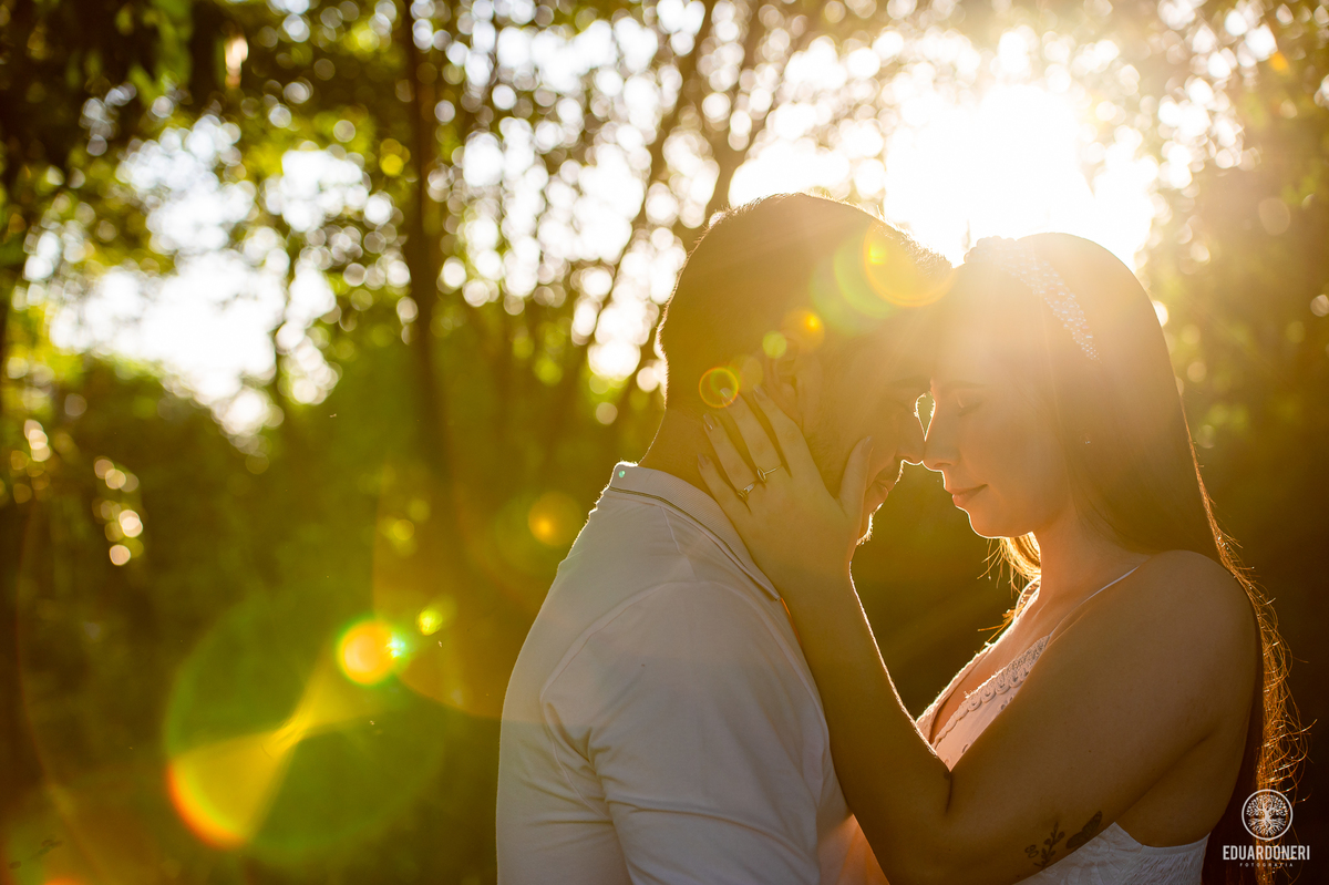 Ensaio fotográfico romântico realizado na Casa da Montanha em Cornélio Procópio, PR. Descubra fotos encantadoras deste lindo casal antes do grande dia. Agende já o seu ensaio conosco!