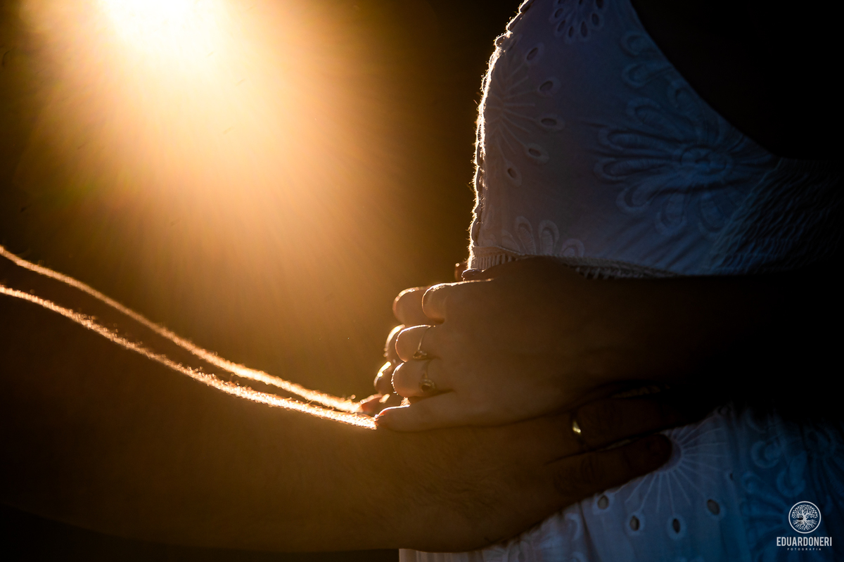 Ensaio fotográfico romântico realizado na Casa da Montanha em Cornélio Procópio, PR. Descubra fotos encantadoras deste lindo casal antes do grande dia. Agende já o seu ensaio conosco!