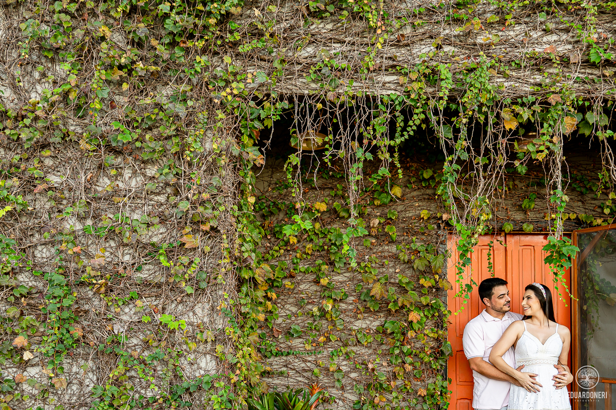 Ensaio fotográfico romântico realizado na Casa da Montanha em Cornélio Procópio, PR. Descubra fotos encantadoras deste lindo casal antes do grande dia. Agende já o seu ensaio conosco!