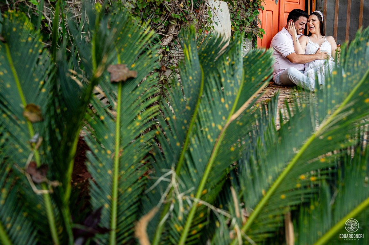 Ensaio fotográfico romântico realizado na Casa da Montanha em Cornélio Procópio, PR. Descubra fotos encantadoras deste lindo casal antes do grande dia. Agende já o seu ensaio conosco!