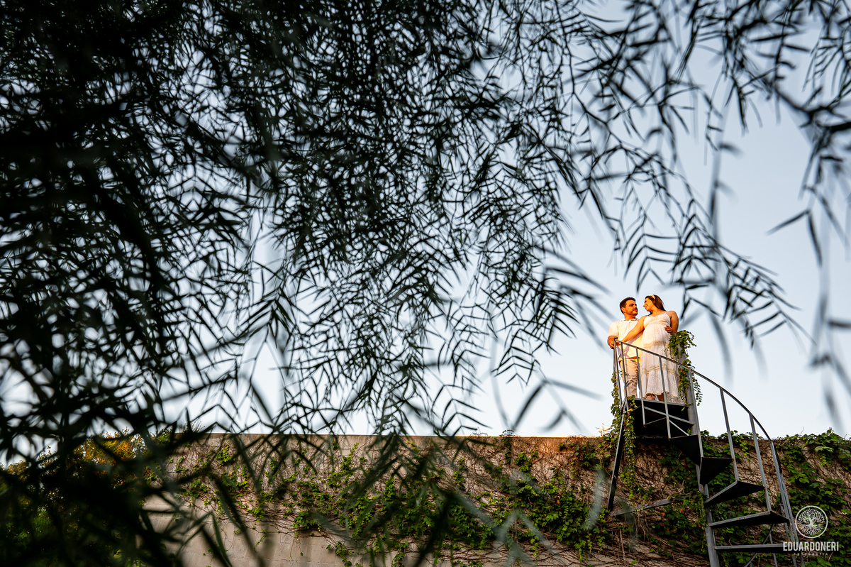 Ensaio fotográfico romântico realizado na Casa da Montanha em Cornélio Procópio, PR. Descubra fotos encantadoras deste lindo casal antes do grande dia. Agende já o seu ensaio conosco!