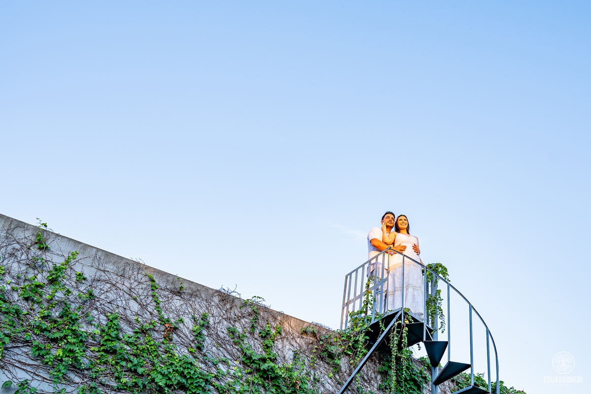Ensaio fotográfico romântico realizado na Casa da Montanha em Cornélio Procópio, PR. Descubra fotos encantadoras deste lindo casal antes do grande dia. Agende já o seu ensaio conosco!