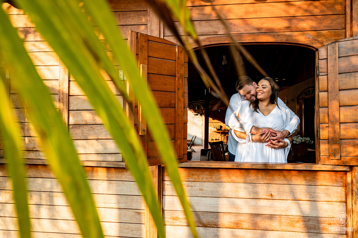 Leda e Edson - Pre Wedding realizado com carros antigos Audi e BMW no Porto Almeida em Itambaraca no Paraná