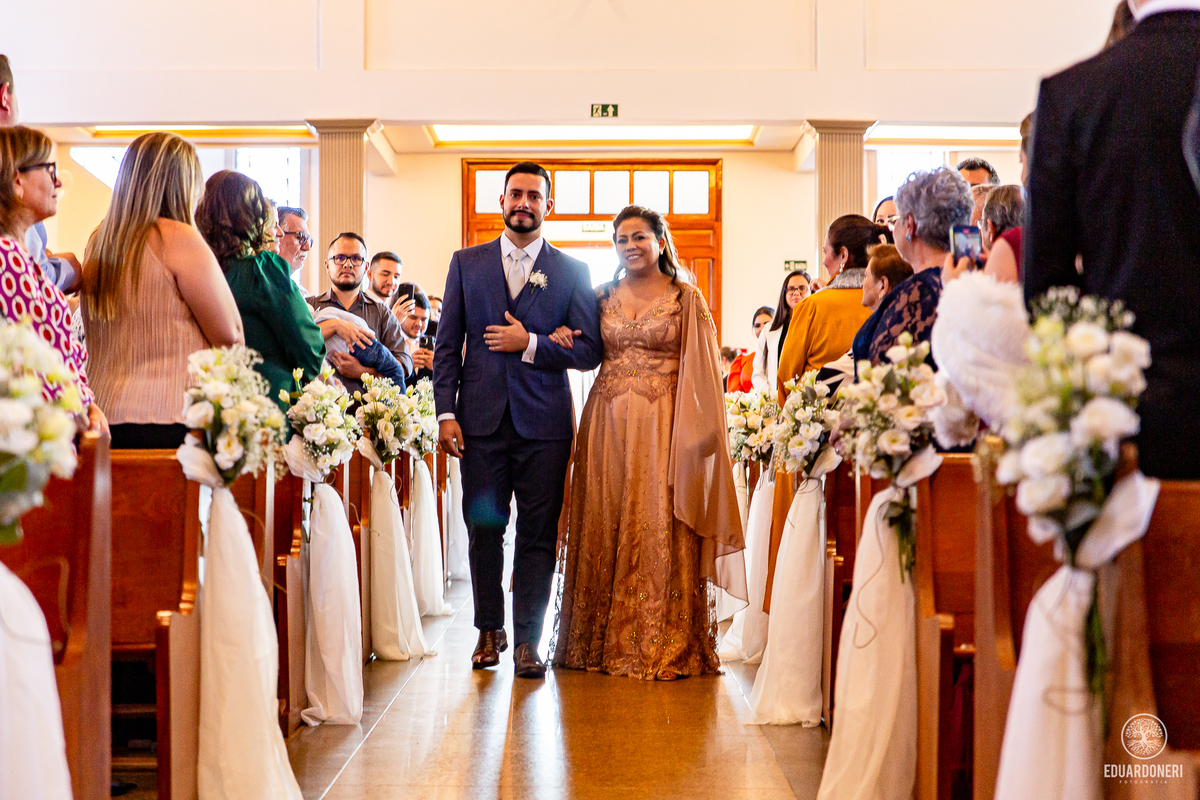 Isa e Pedro se uniram pela fé em uma cerimônia emocionante com missa e sacramento do matrimônio. Veja as fotos desse casamento cheio de amor na Vinícola La Dorni, onde a distância foi superada e Jesus se tornou o alicerce de uma união eterna.