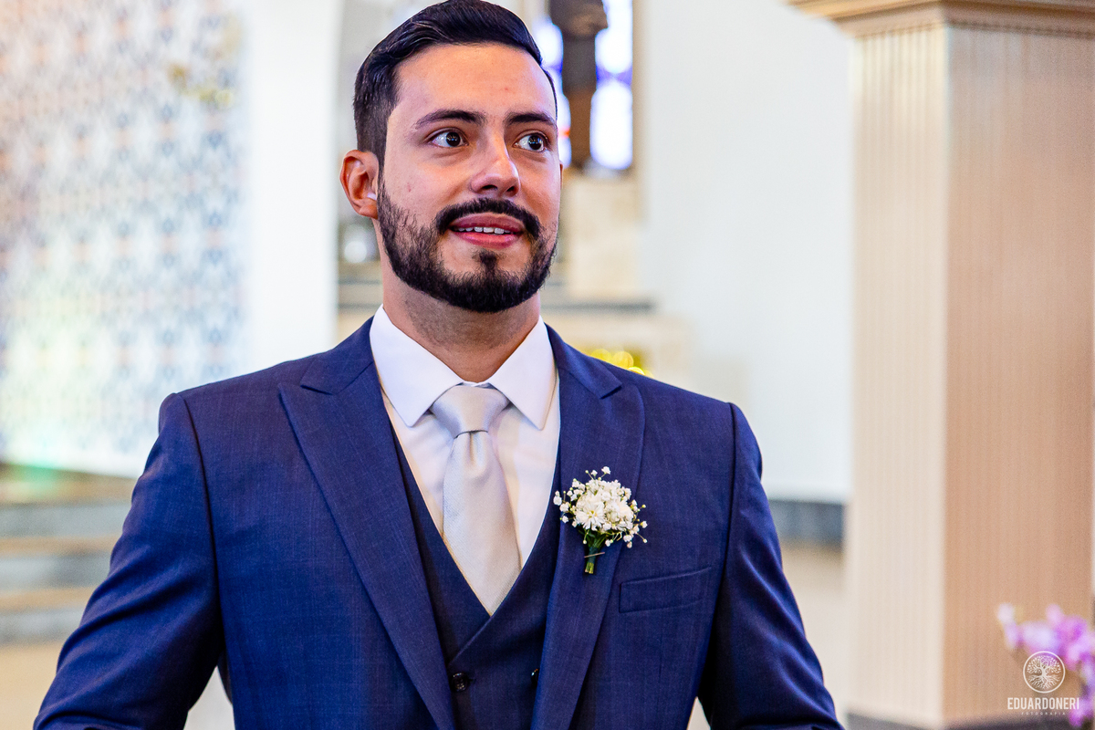 Isa e Pedro se uniram pela fé em uma cerimônia emocionante com missa e sacramento do matrimônio. Veja as fotos desse casamento cheio de amor na Vinícola La Dorni, onde a distância foi superada e Jesus se tornou o alicerce de uma união eterna.