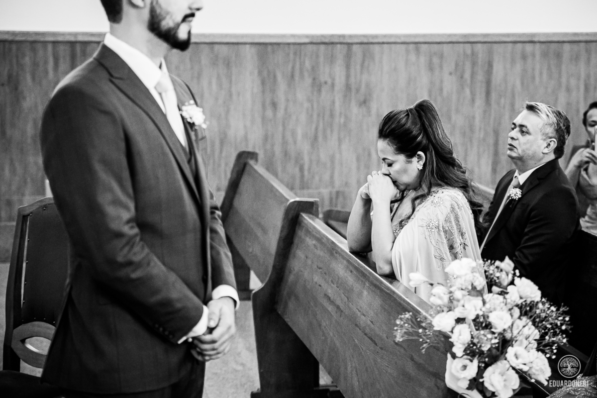 Isa e Pedro se uniram pela fé em uma cerimônia emocionante com missa e sacramento do matrimônio. Veja as fotos desse casamento cheio de amor na Vinícola La Dorni, onde a distância foi superada e Jesus se tornou o alicerce de uma união eterna.