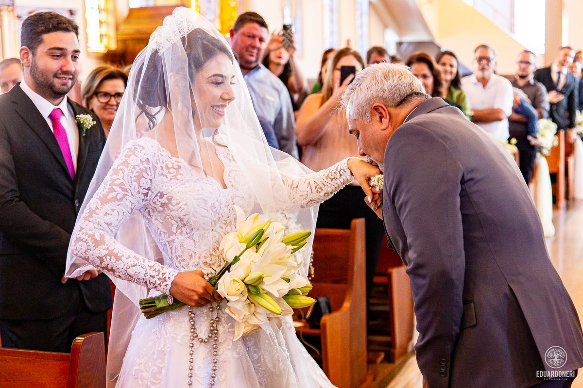 Isa e Pedro se uniram pela fé em uma cerimônia emocionante com missa e sacramento do matrimônio. Veja as fotos desse casamento cheio de amor na Vinícola La Dorni, onde a distância foi superada e Jesus se tornou o alicerce de uma união eterna.