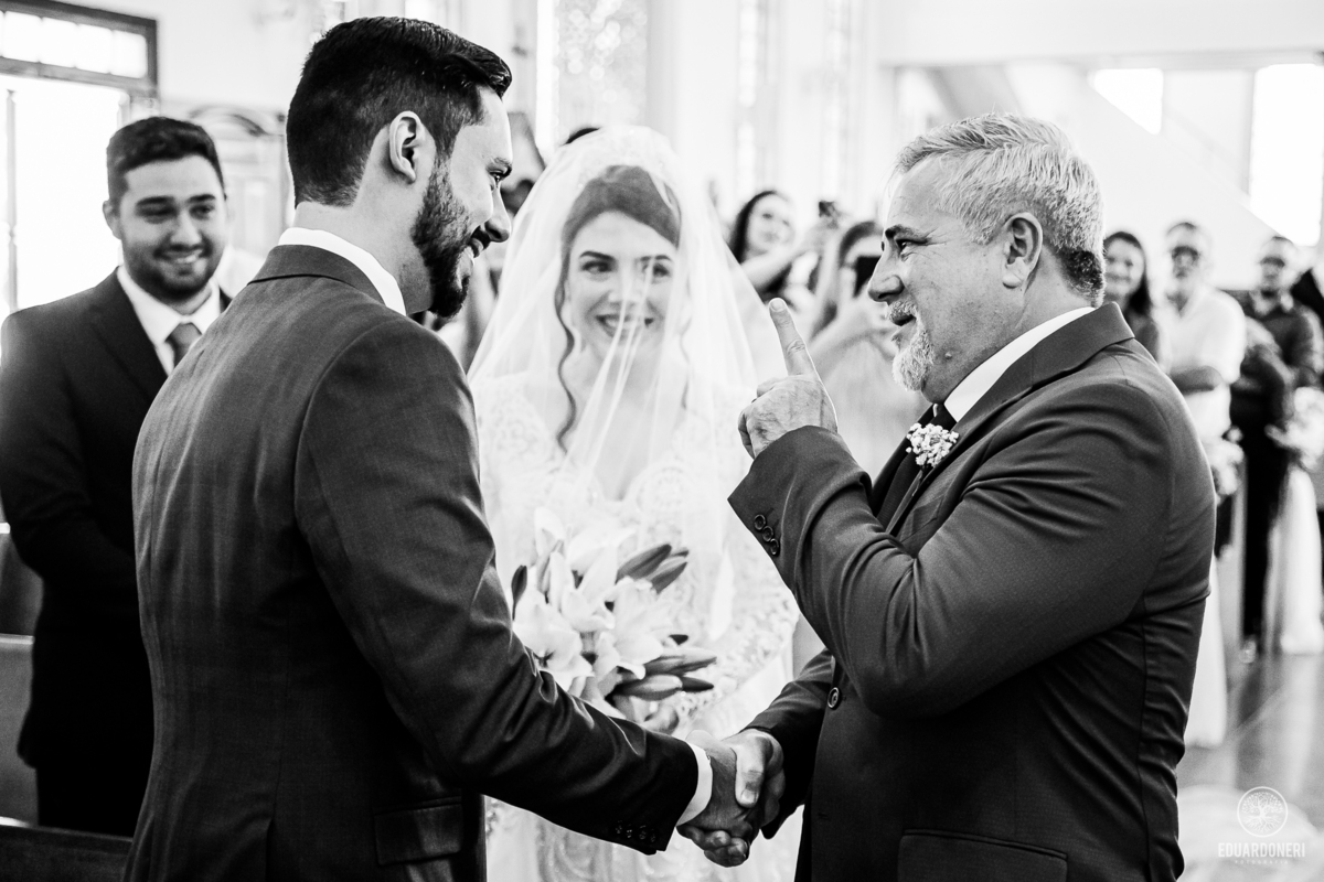 Isa e Pedro se uniram pela fé em uma cerimônia emocionante com missa e sacramento do matrimônio. Veja as fotos desse casamento cheio de amor na Vinícola La Dorni, onde a distância foi superada e Jesus se tornou o alicerce de uma união eterna.