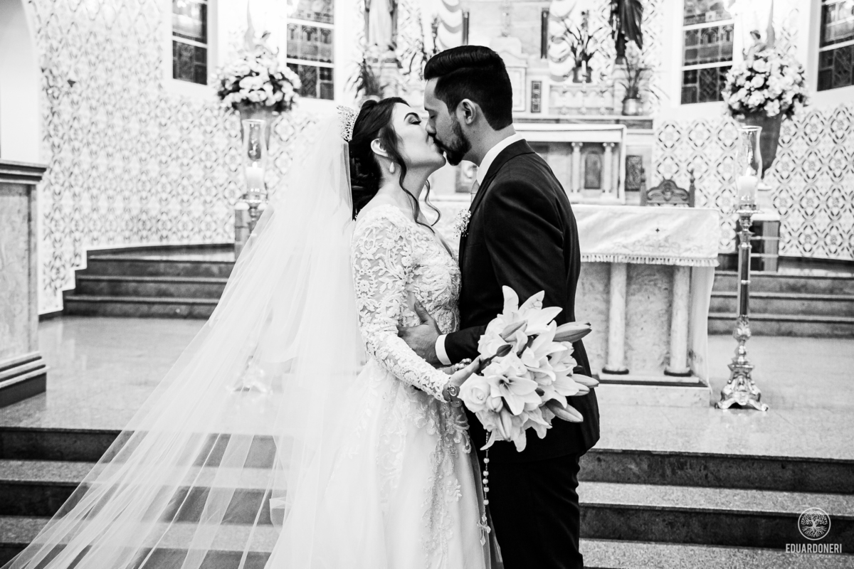 Isa e Pedro se uniram pela fé em uma cerimônia emocionante com missa e sacramento do matrimônio. Veja as fotos desse casamento cheio de amor na Vinícola La Dorni, onde a distância foi superada e Jesus se tornou o alicerce de uma união eterna.