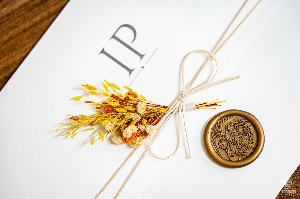 Isa e Pedro se uniram pela fé em uma cerimônia emocionante com missa e sacramento do matrimônio. Veja as fotos desse casamento cheio de amor na Vinícola La Dorni, onde a distância foi superada e Jesus se tornou o alicerce de uma união eterna.