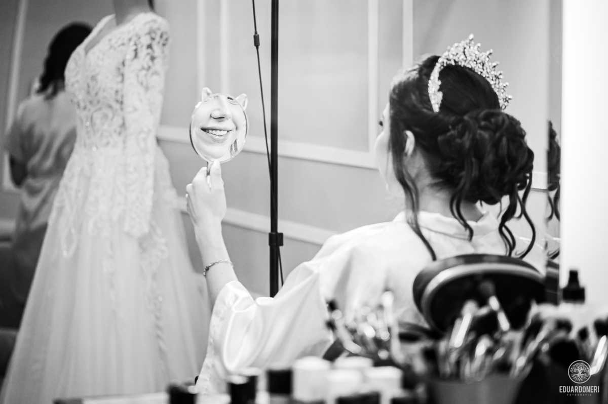 Isa e Pedro se uniram pela fé em uma cerimônia emocionante com missa e sacramento do matrimônio. Veja as fotos desse casamento cheio de amor na Vinícola La Dorni, onde a distância foi superada e Jesus se tornou o alicerce de uma união eterna.