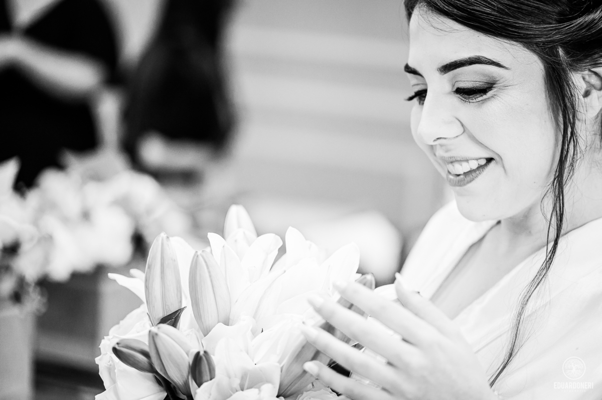 Isa e Pedro se uniram pela fé em uma cerimônia emocionante com missa e sacramento do matrimônio. Veja as fotos desse casamento cheio de amor na Vinícola La Dorni, onde a distância foi superada e Jesus se tornou o alicerce de uma união eterna.