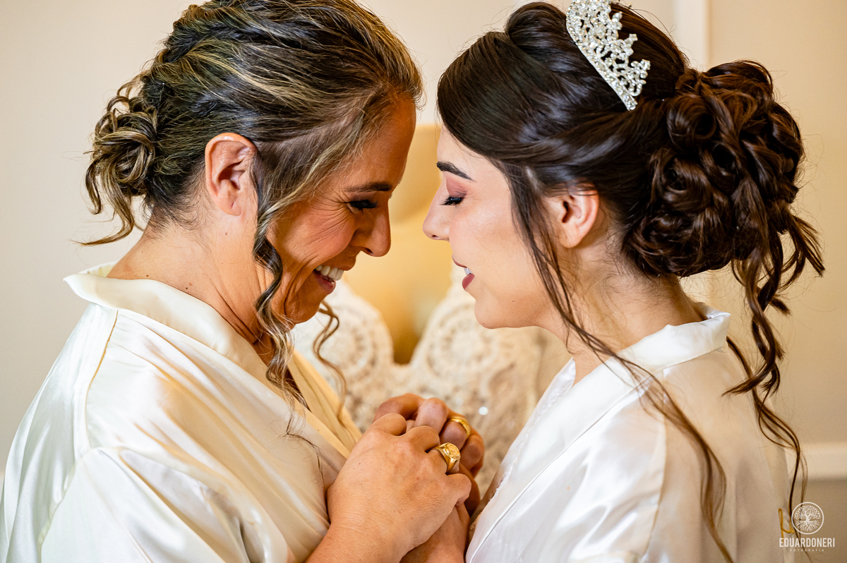 Isa e Pedro se uniram pela fé em uma cerimônia emocionante com missa e sacramento do matrimônio. Veja as fotos desse casamento cheio de amor na Vinícola La Dorni, onde a distância foi superada e Jesus se tornou o alicerce de uma união eterna.