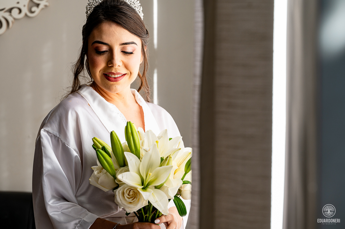 Isa e Pedro se uniram pela fé em uma cerimônia emocionante com missa e sacramento do matrimônio. Veja as fotos desse casamento cheio de amor na Vinícola La Dorni, onde a distância foi superada e Jesus se tornou o alicerce de uma união eterna.