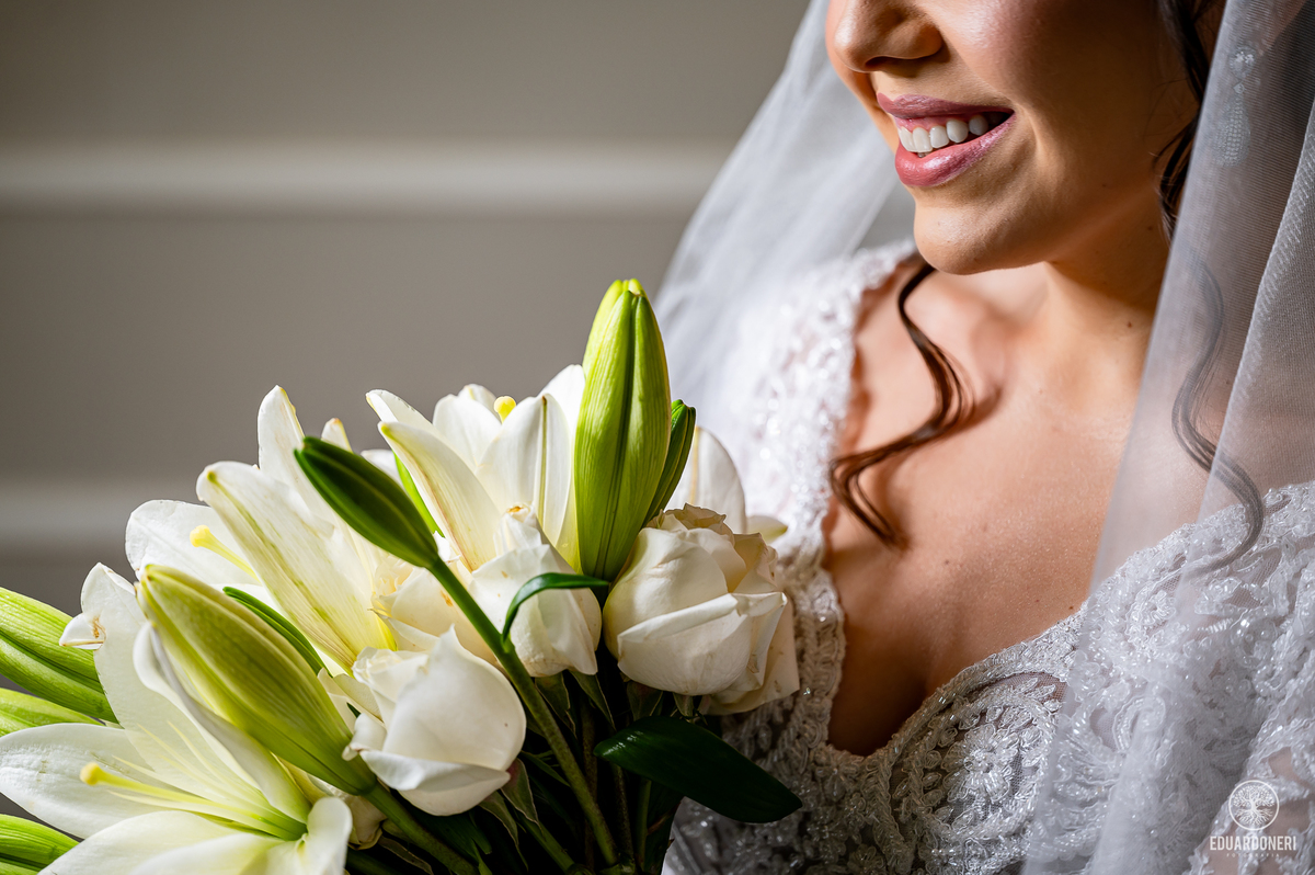 Isa e Pedro se uniram pela fé em uma cerimônia emocionante com missa e sacramento do matrimônio. Veja as fotos desse casamento cheio de amor na Vinícola La Dorni, onde a distância foi superada e Jesus se tornou o alicerce de uma união eterna.