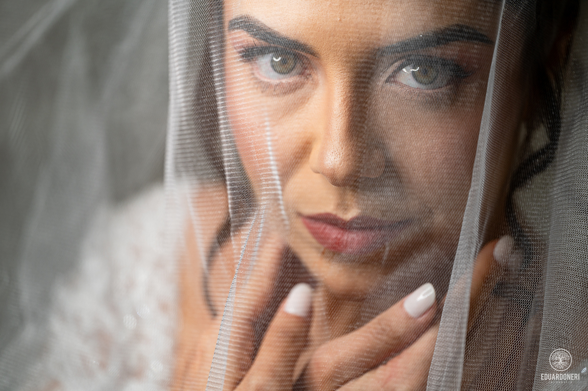 Isa e Pedro se uniram pela fé em uma cerimônia emocionante com missa e sacramento do matrimônio. Veja as fotos desse casamento cheio de amor na Vinícola La Dorni, onde a distância foi superada e Jesus se tornou o alicerce de uma união eterna.