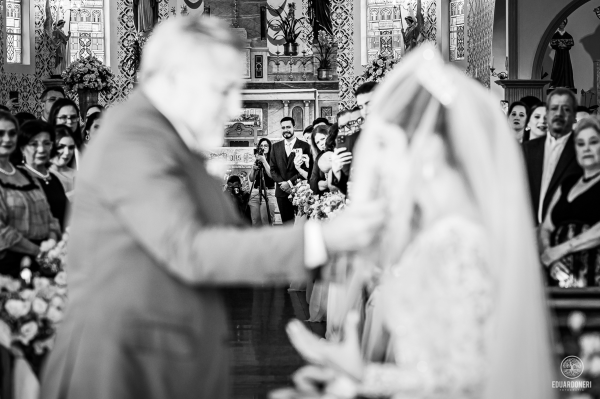 Isa e Pedro se uniram pela fé em uma cerimônia emocionante com missa e sacramento do matrimônio. Veja as fotos desse casamento cheio de amor na Vinícola La Dorni, onde a distância foi superada e Jesus se tornou o alicerce de uma união eterna.