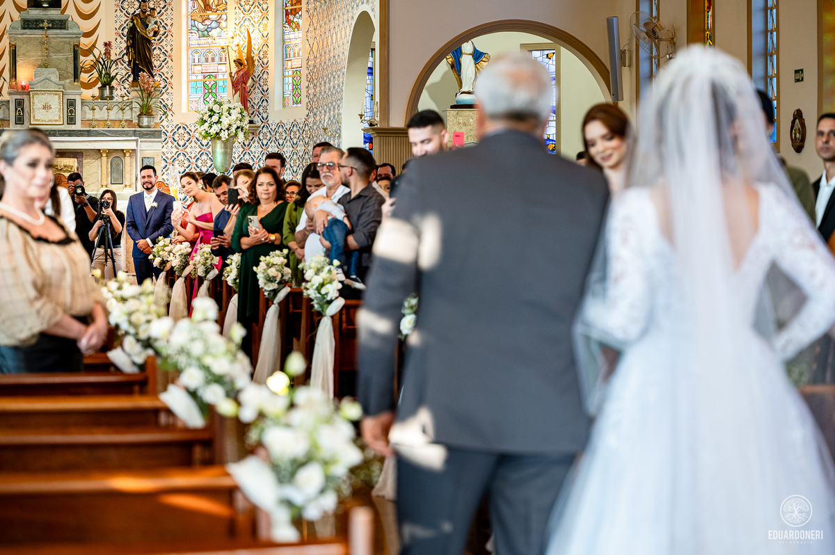 Isa e Pedro se uniram pela fé em uma cerimônia emocionante com missa e sacramento do matrimônio. Veja as fotos desse casamento cheio de amor na Vinícola La Dorni, onde a distância foi superada e Jesus se tornou o alicerce de uma união eterna.